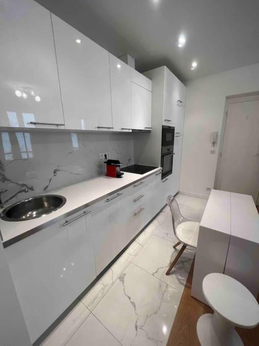 Luxury Appartment, Champs Elysees, Neuf ! Paris Luaran gambar